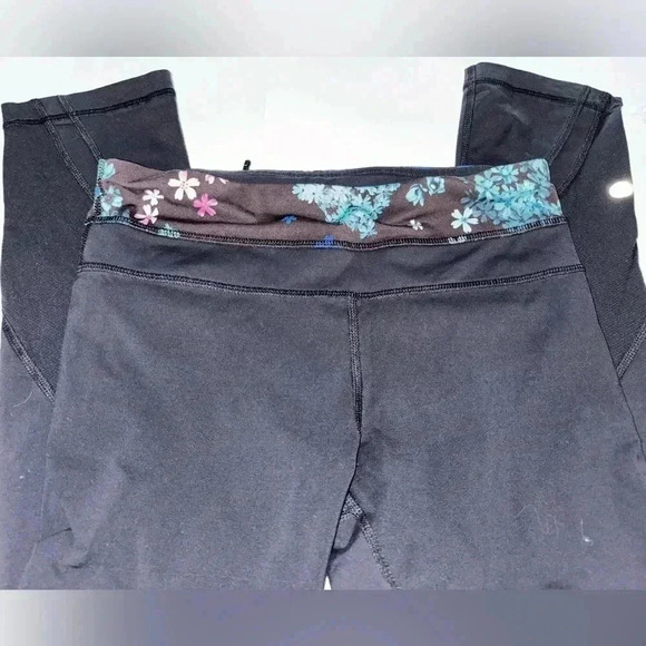 (#13)NWOTLululemonWomen'sSize4Run Inspire Crop II Black Petal Pop Multi Leggings - Picture 3 of 6